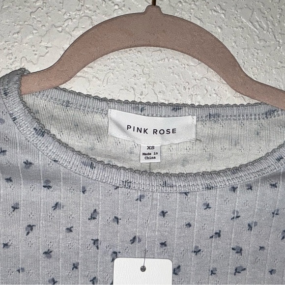 Pink Rose Patterned Women's Top (NWT) - Picture 4 of 6